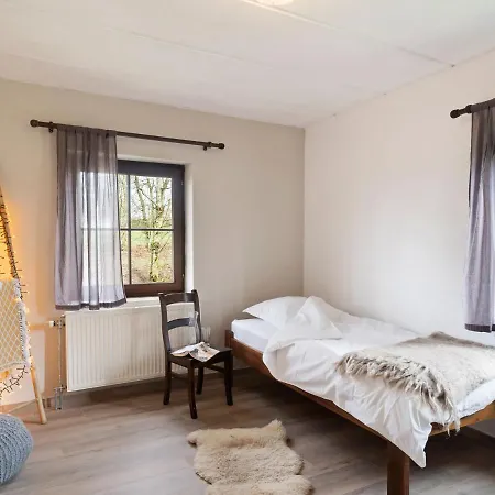 Дом отдыха Simplistic In With Garden *